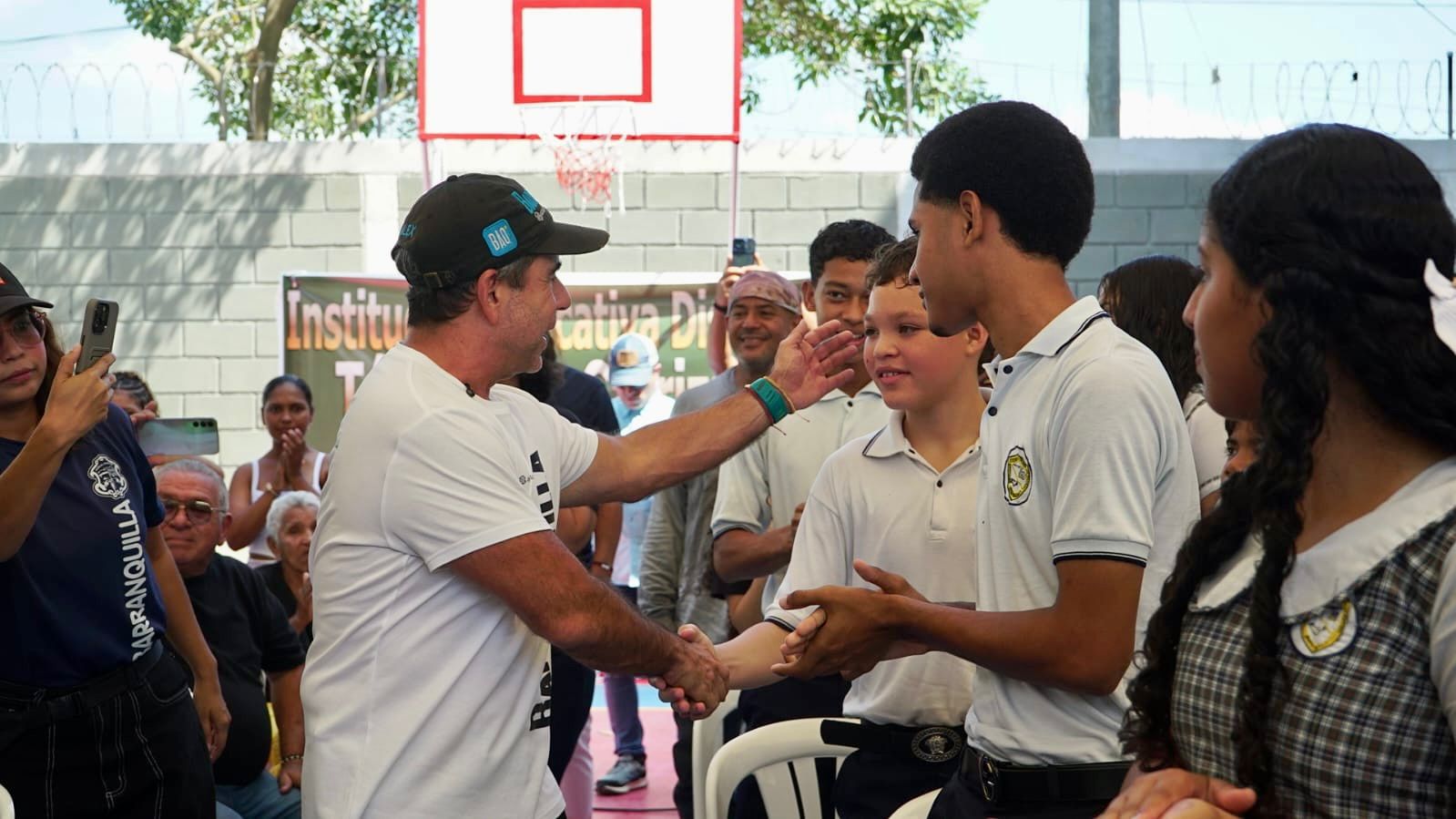 Alcalde Char saludando a estudiantes de Institución educativa distrital carrizal