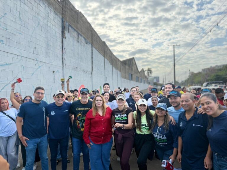 Alcalde char, Ana Aljure, y funcionarios de alcaldiapintando andenes en cumbiodromo via 40