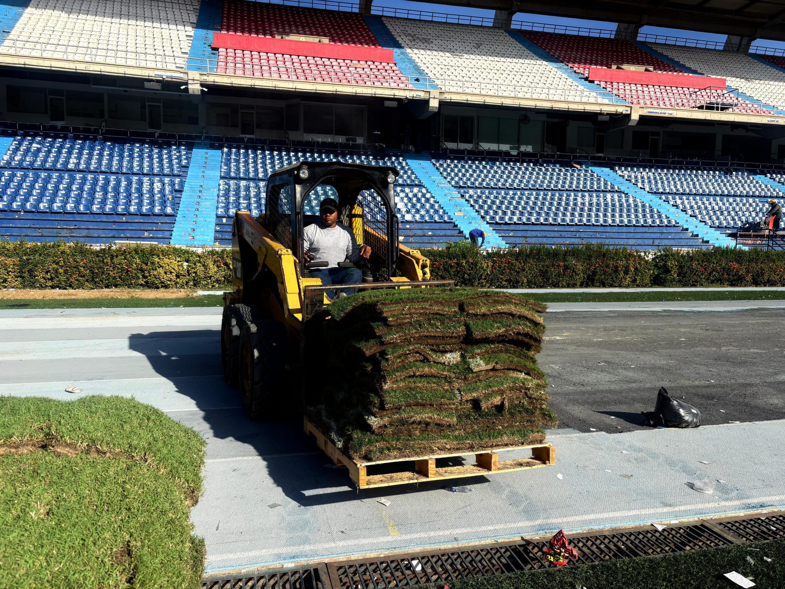 Operario ejecutando remoción de grama del estadio metropolitano.