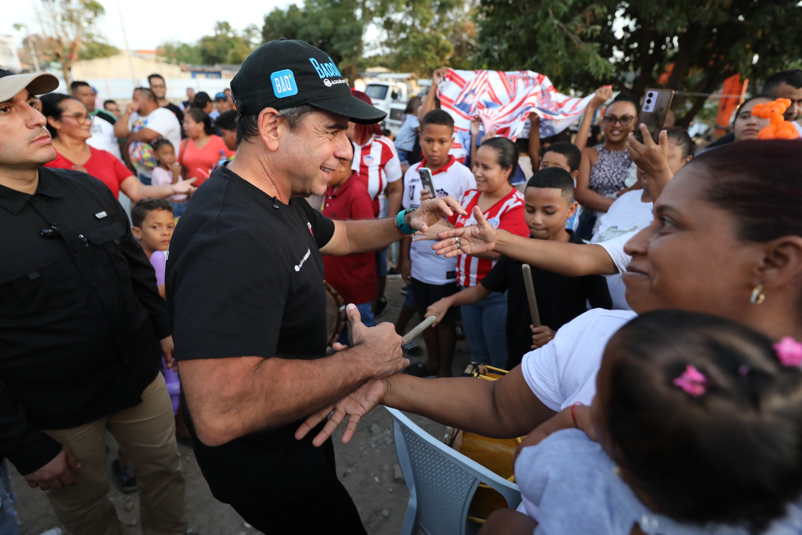 Alcalde Char saludando a comunidad barrio las americas