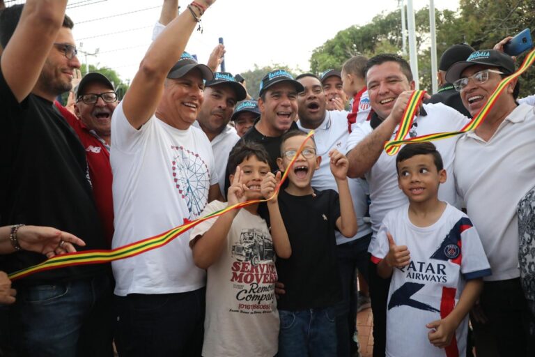 Alcalde Char y comunidad barrio la Playa en inauguración de parque