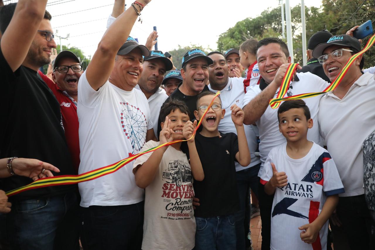 Alcalde Char y comunidad barrio la Playa en inauguración de parque