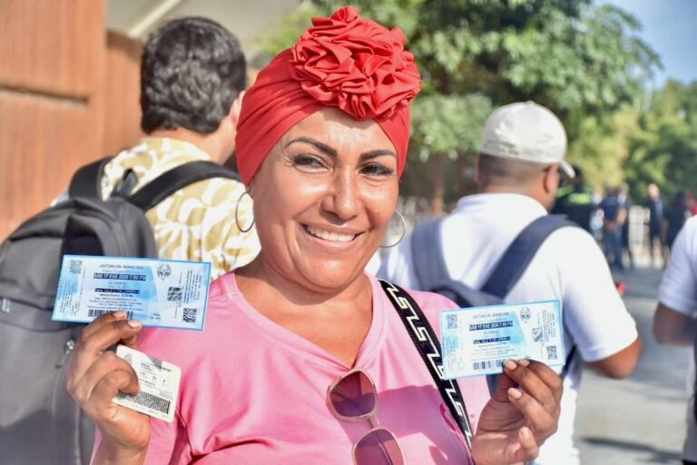 Mujer mostrando boletas  para la lectura del bando 