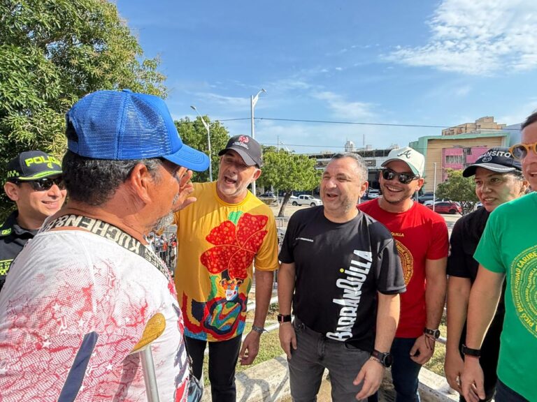 Funcionarios de alcaldia de Barranquilla en preparativos de carnaval.