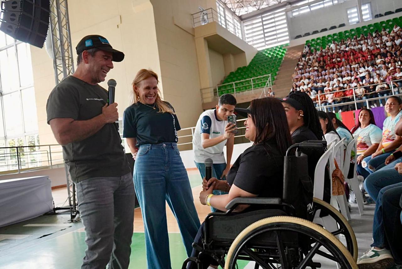 Alcalde Char en compañia de Patricia Vargas y mujeres asistentes a evento.