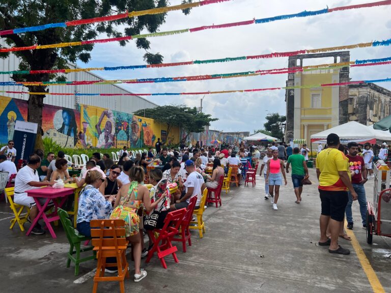 Escenario de sabor bajero con asistentes al festival.