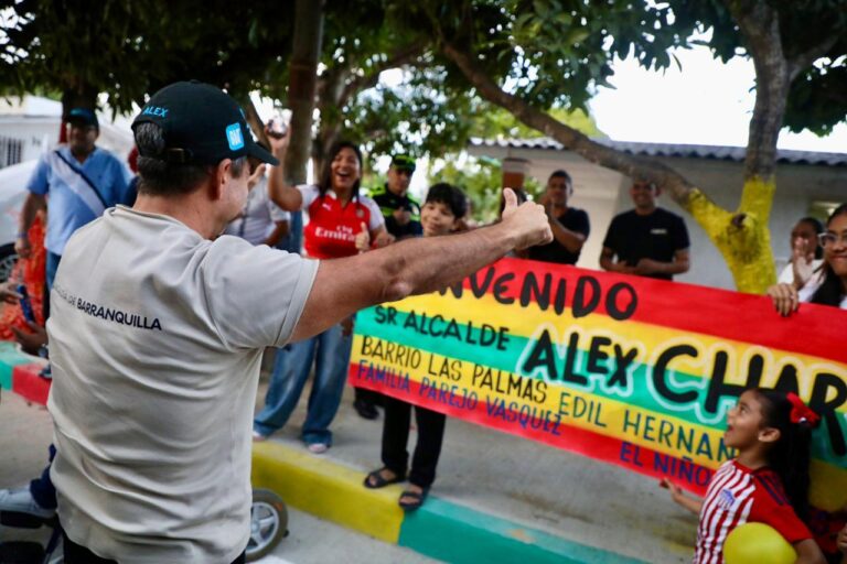 Alcalde Char saludando a comunidad barrio las palmas en inauguración de vias.