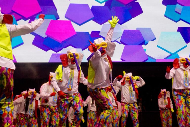 Marimondas en escenario de plaza de la paz