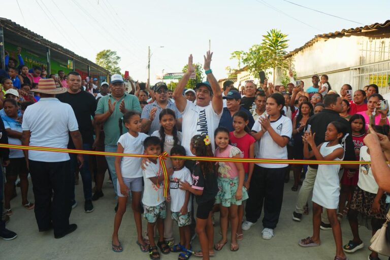 Alcalde con los niños y comunidad durante inauguración de la via de 7 de abril