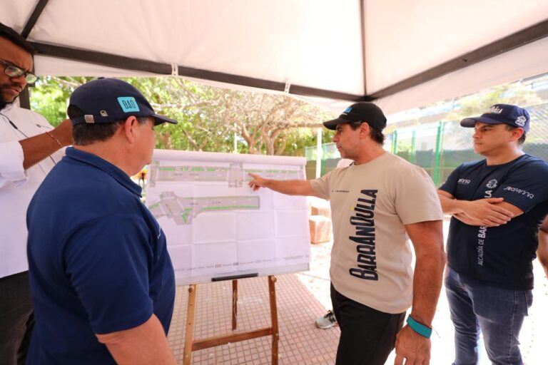 Alcalde Char y Secretario de Obras señalan en un plano la ampliación de la calle 82