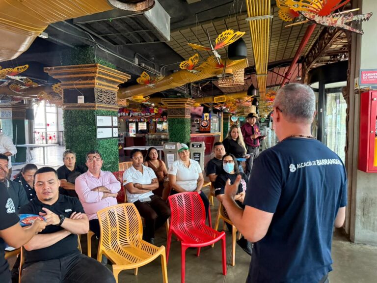 funcionario socializa recomendaciones de seguridad en establecimiento comercial