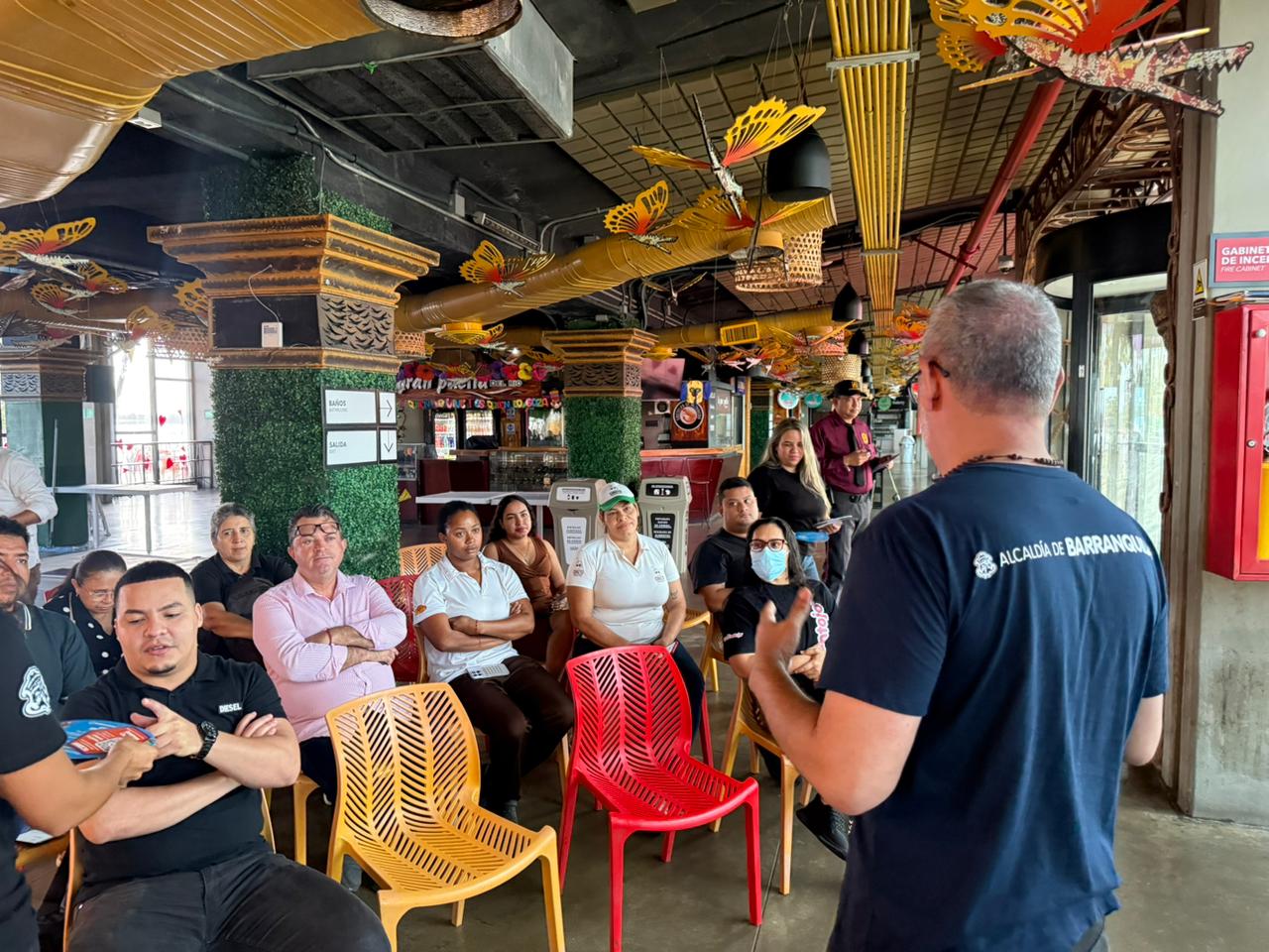 funcionario socializa recomendaciones de seguridad en establecimiento comercial