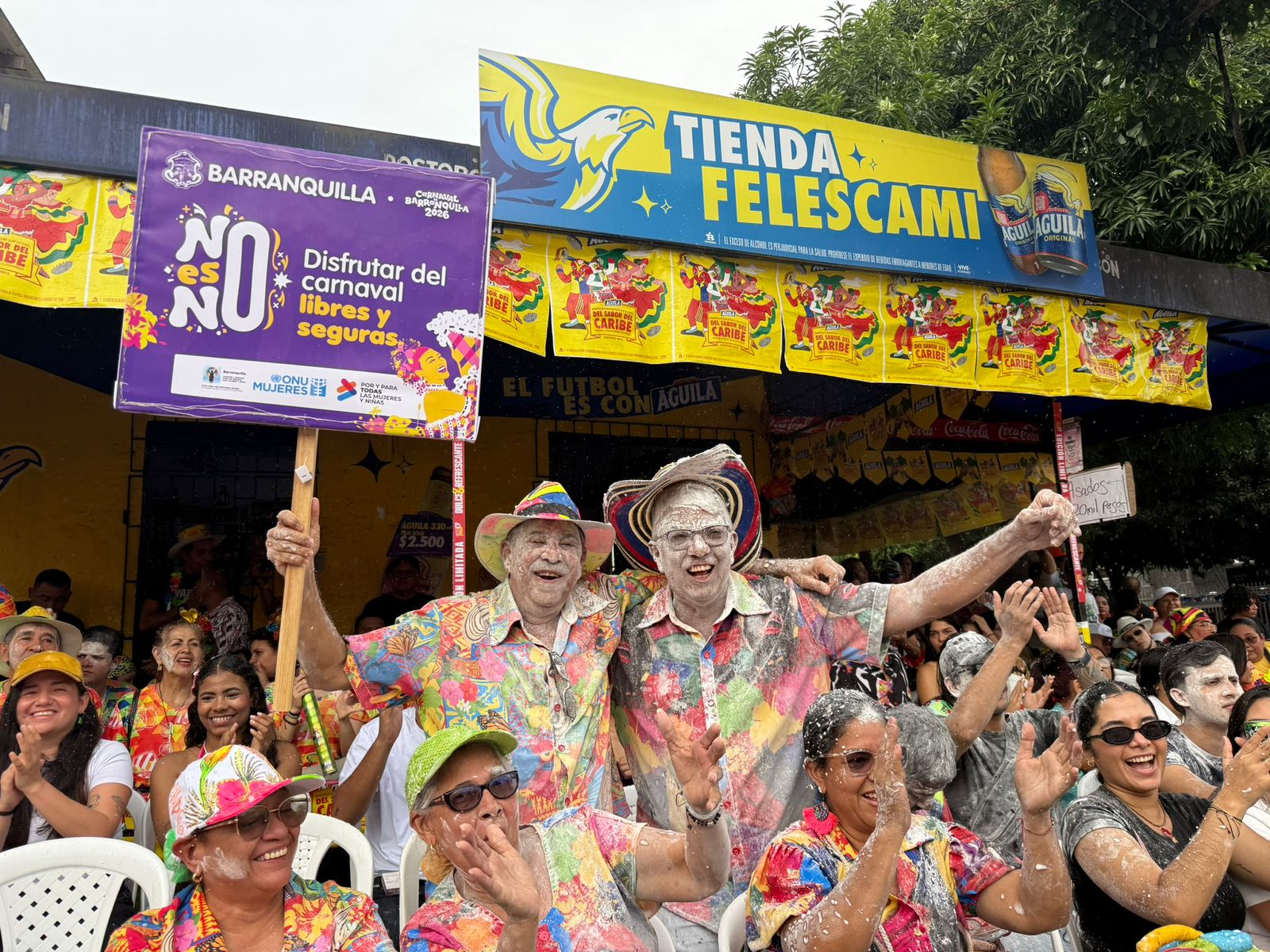 personas durante un desfile de Carnaval con pancarta de No es No
