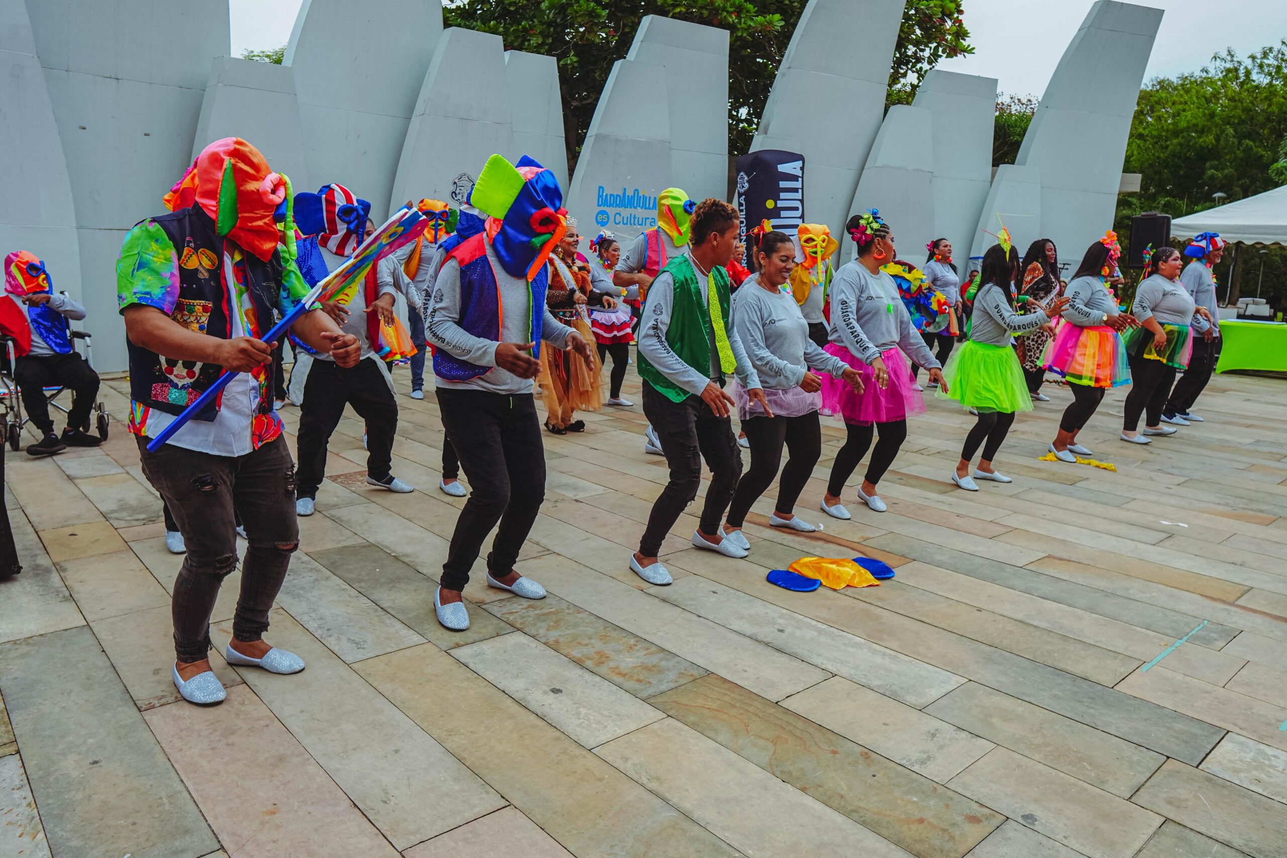 Presentación de un grupo de bailarines en parque