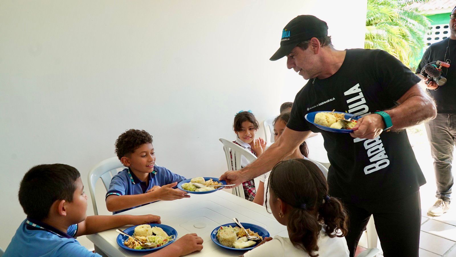 Alcalde Char entregando almuerzos a niños de institución educativa.