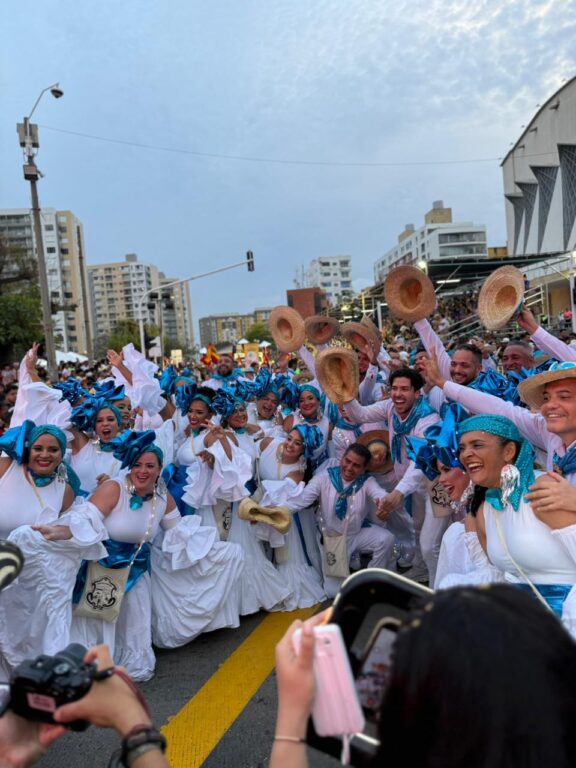 Funcionarios con vesturios de bailarines posando en Npche de Guacherna