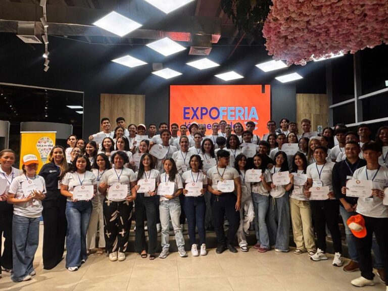 Jóvenes de programa Jóvenes CreaTIvos posando para foto