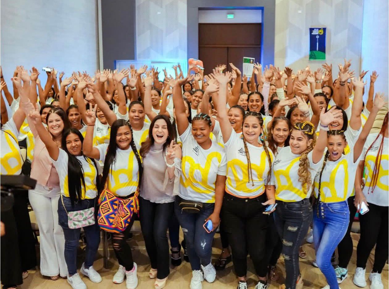 grupo de mujeres beneficiarias de cursos con la primera dama, Katia Nule