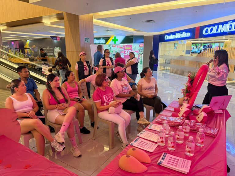 Mujeres escuchando charla acerca de la prevención cancer