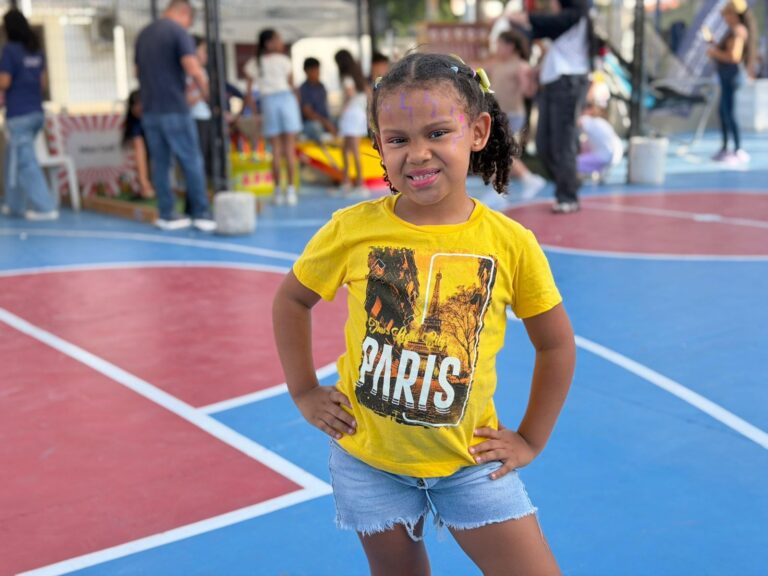 niña sonriendo mientras disfruta de una jornada de juegos