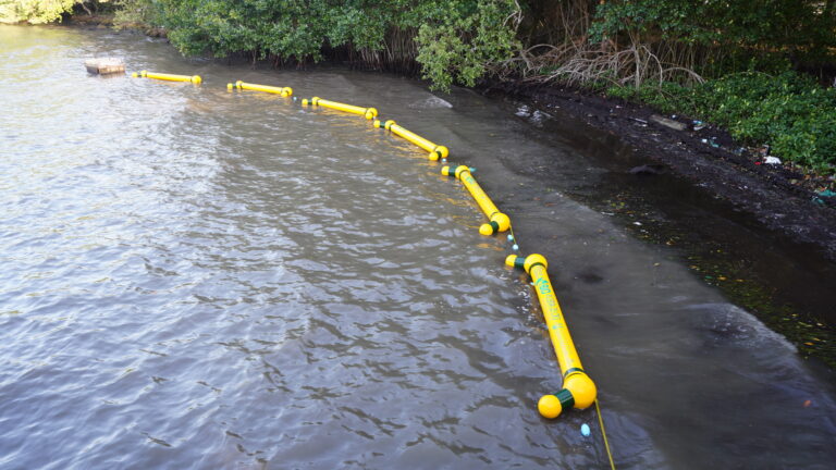 retenedores flotantes en la Ciénaga de Mallorquín