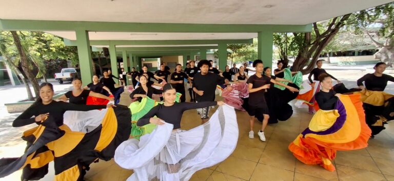 Estudiantes de Escuela de Artes ensayando para carnaval