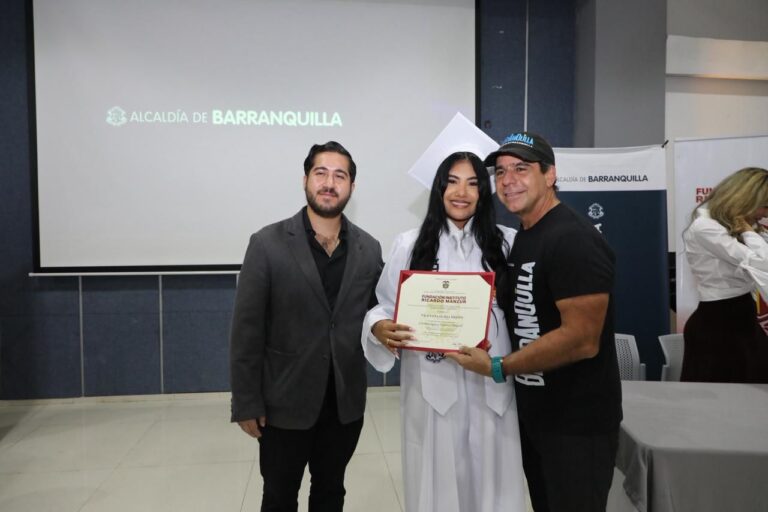 Alcalde Char con una graduanda del curso de Cosmetología y Estética que sostiene su diploma