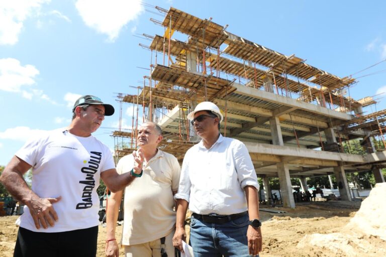 Alcalde Char en compañia de ingenieros en construcción de nuevo IED Pablo Neruda
