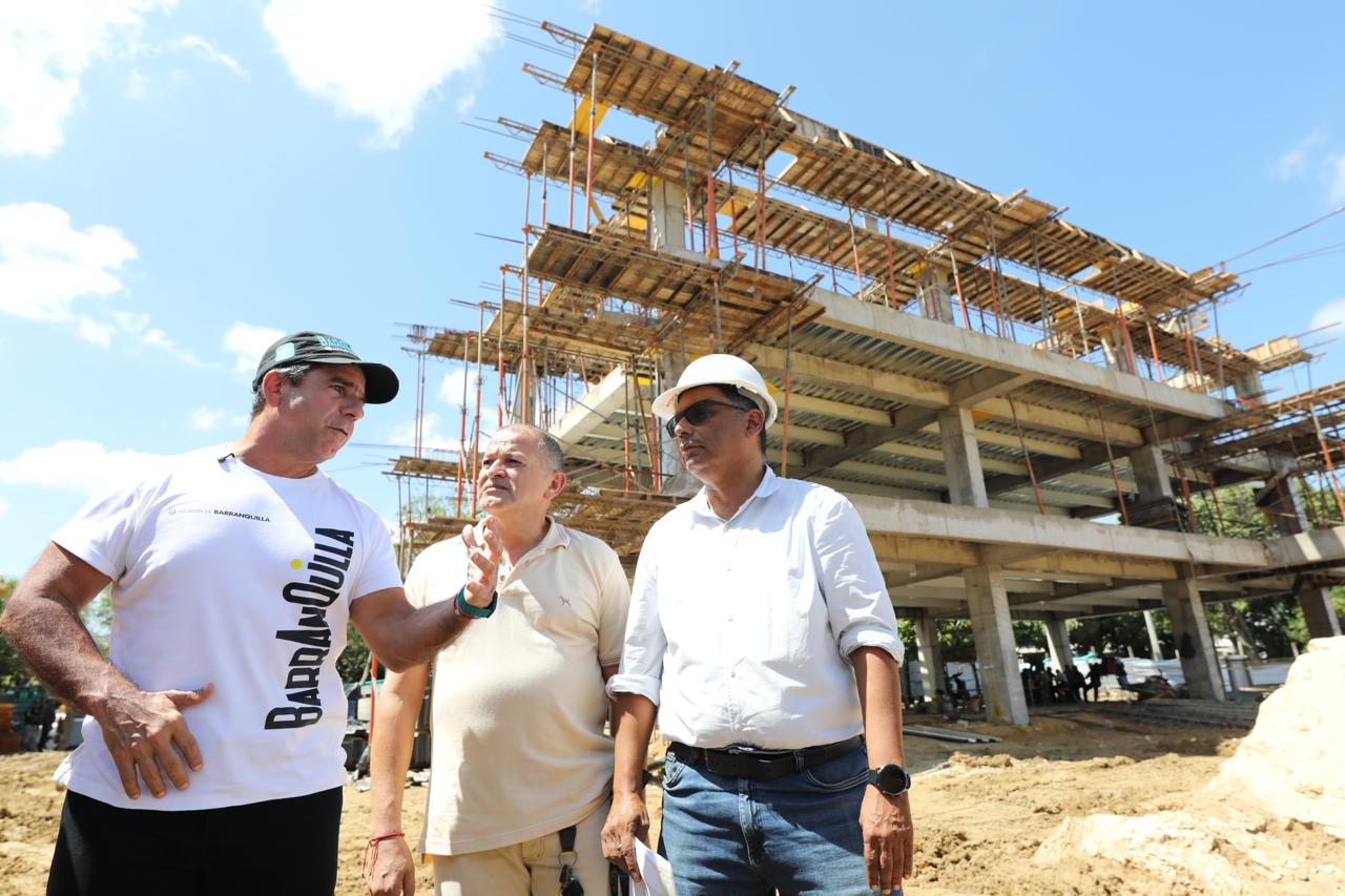 Alcalde Char en compañia de ingenieros en construcción de nuevo IED Pablo Neruda