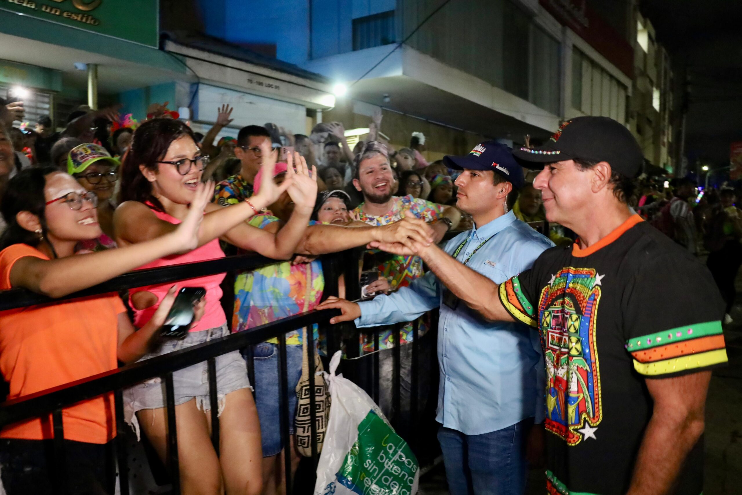 Alcalde Char saluda a las personas en un desfile