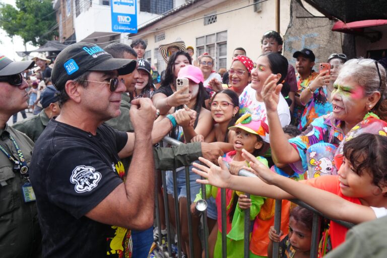 Alcalde Char saluda a la gente en desfile de Carnaval