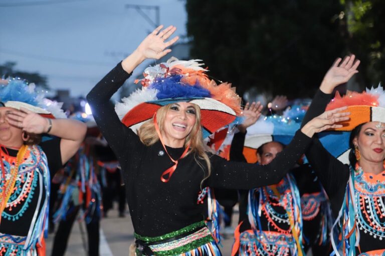 La Gerente de Ciudad bailando en la Guacherna con comparsa Son de Negro