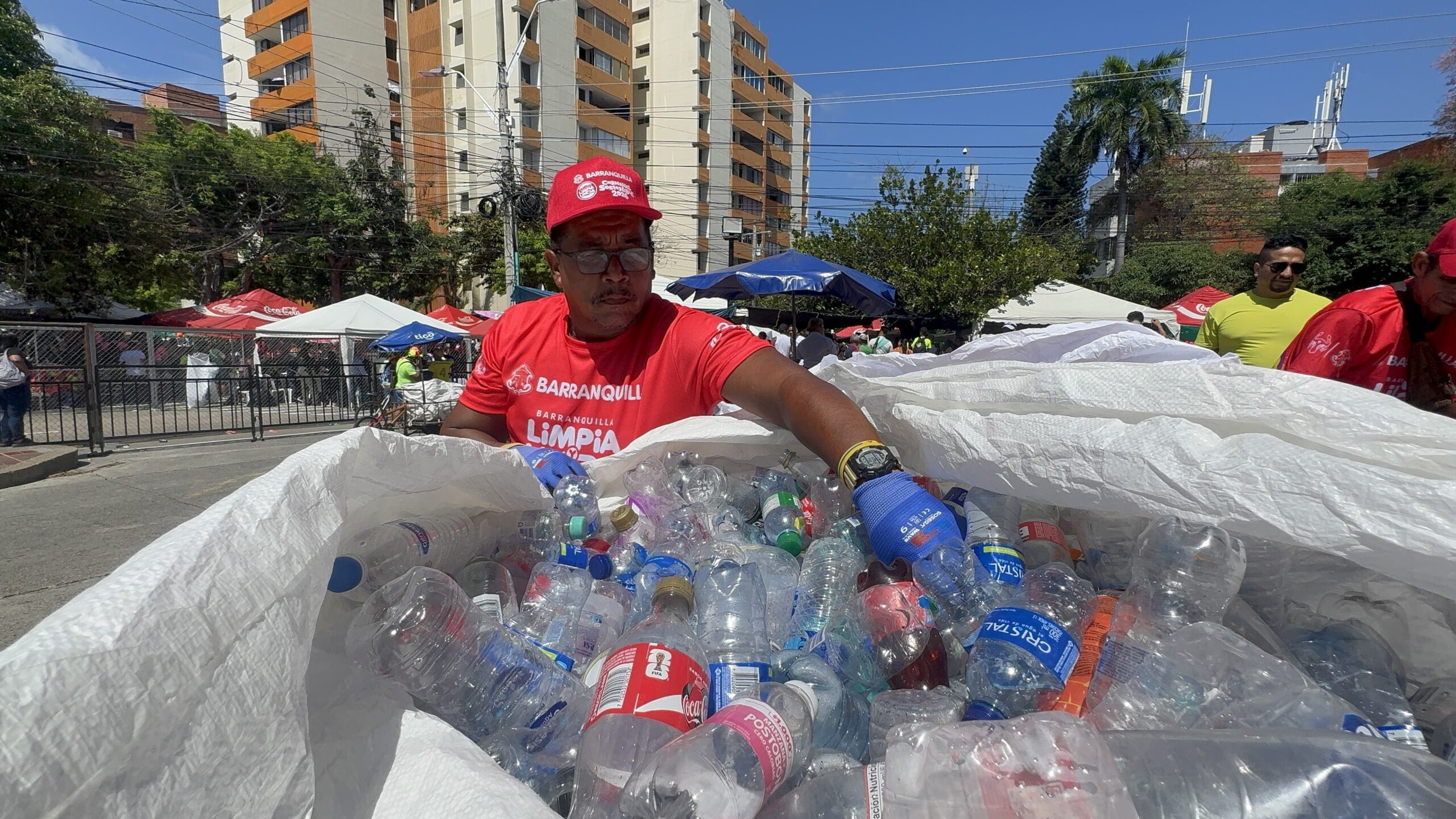 reciclador muestra contenido de su carretilla de desechables