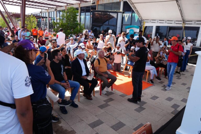 Alcalde Char se dirige a los asistentes en el lanzamiento de IRONMAN 70.3