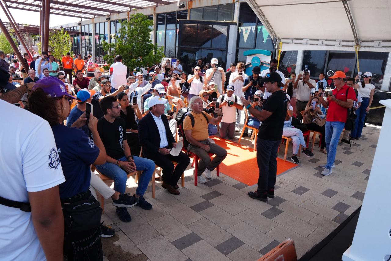 Alcalde Char se dirige a los asistentes en el lanzamiento de IRONMAN 70.3