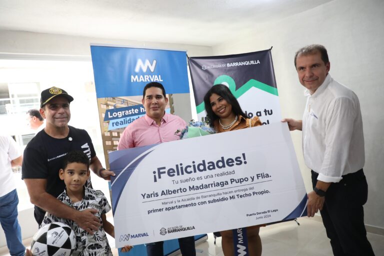 Alcalde Char junto a familia beneficiaria del subsidio Mi Techo Propio, que recibe cheque simbólico