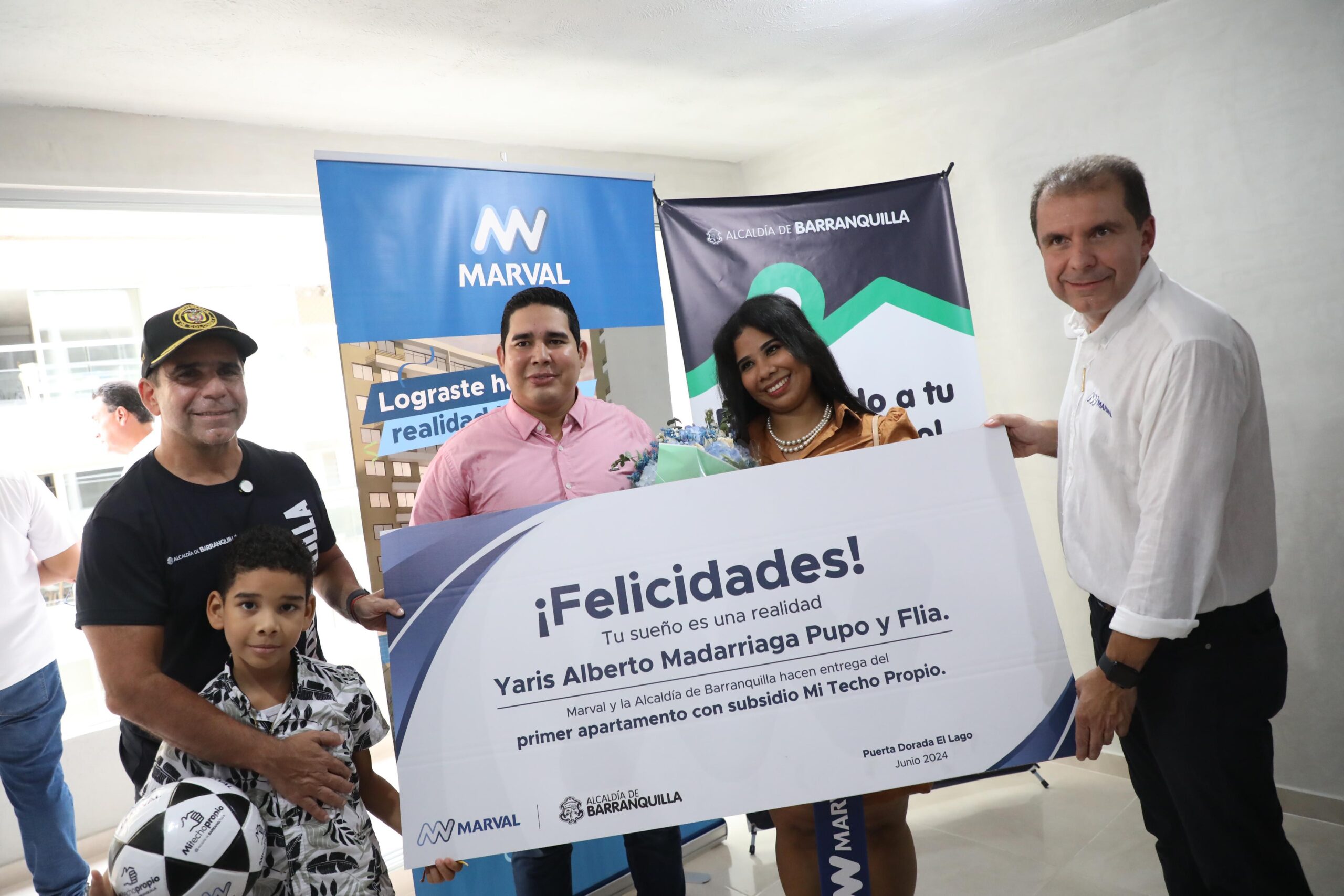 Alcalde Char junto a familia beneficiaria del subsidio Mi Techo Propio, que recibe cheque simbólico