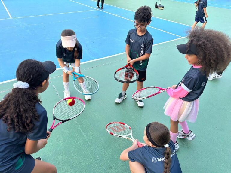 niños jugando a mini tenis