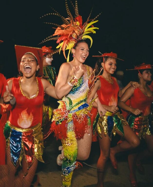 Reina del Carnaval 2026 Michelle Char bailando junto a comparsa