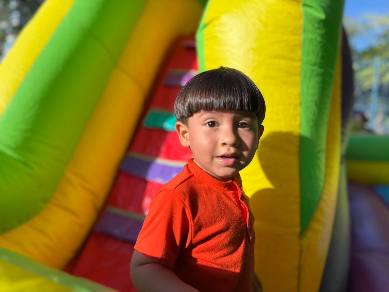 Niño disfrutando de Jornada Recreodeportiva