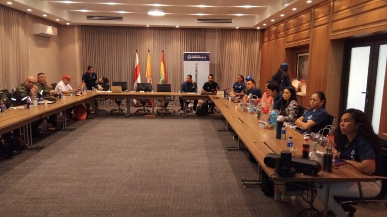 Miembros de entidades en comite de emergencia debido a lluvias