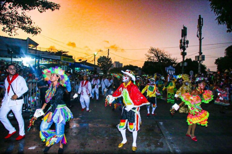 Comparsa con diferentes atuendos de Carnaval