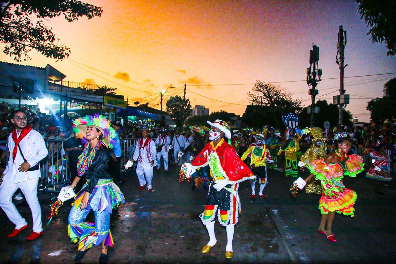 Comparsa con diferentes atuendos de Carnaval