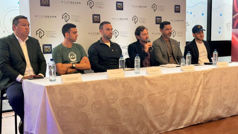Directivos de la Federación Colombiana de Pádel en la mesa principal durante rueda de prensa