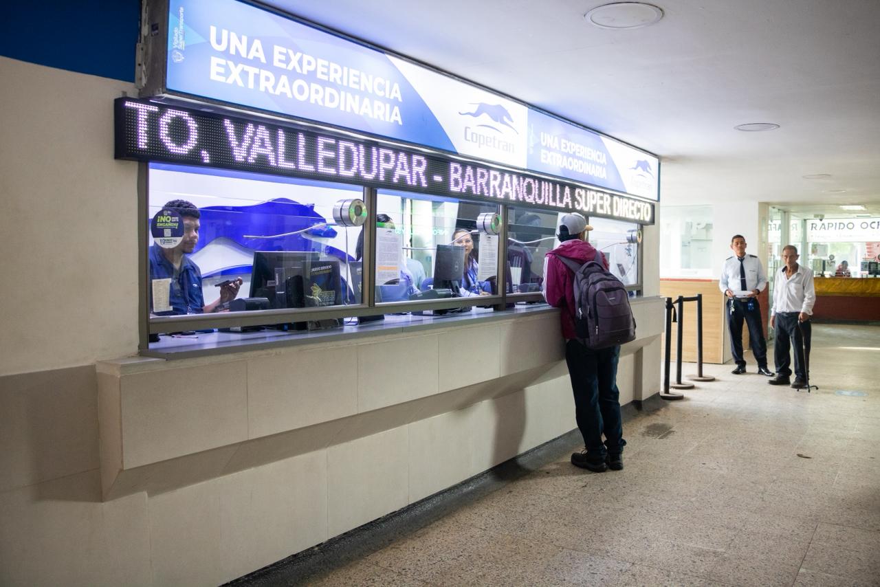 Usuario en terminal de transporte.