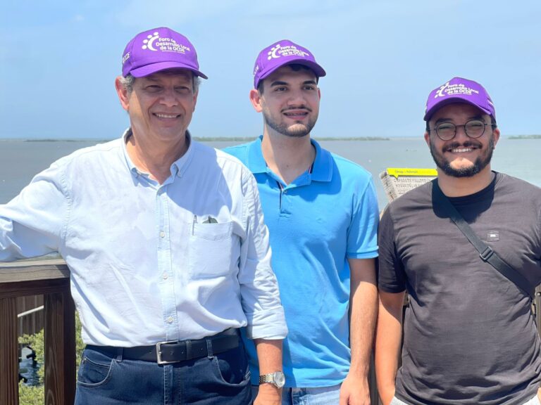Silvio Barros, Diogo Santos y Valdir Ribeiro recorren la Ciénaga de Mallorquín como parte de la agenda de cooperación entre Maringá y Barranquilla.