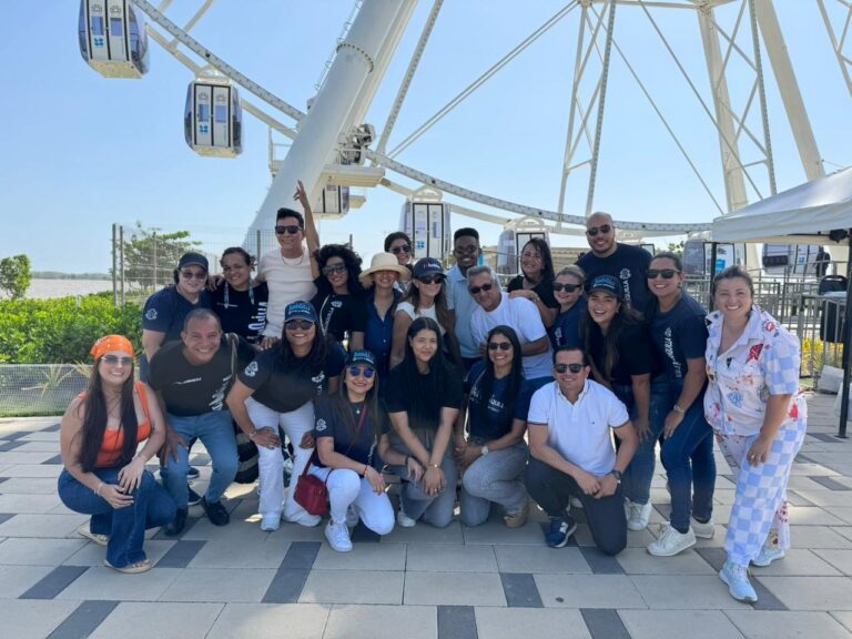 Grupo de funcionarios frente a la Luna del Río