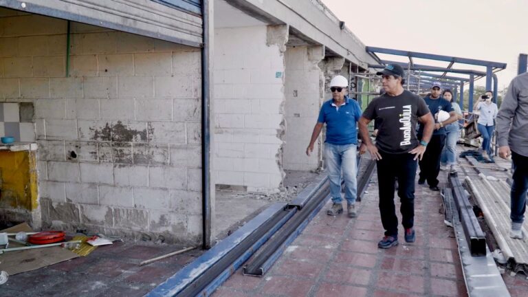 Alcalde junto a ingenieros visita obras en el mercado La Magola