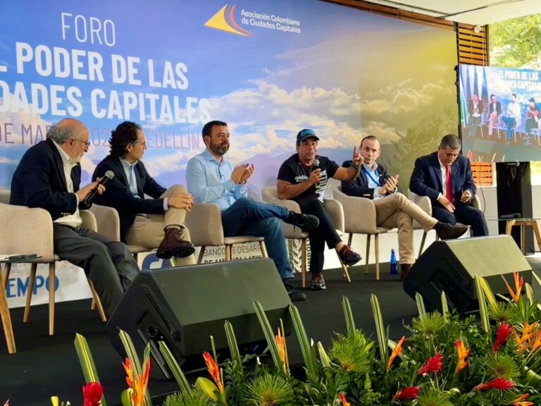 Alcalde Char en panel junto a otros alcaldes en Asocapitales