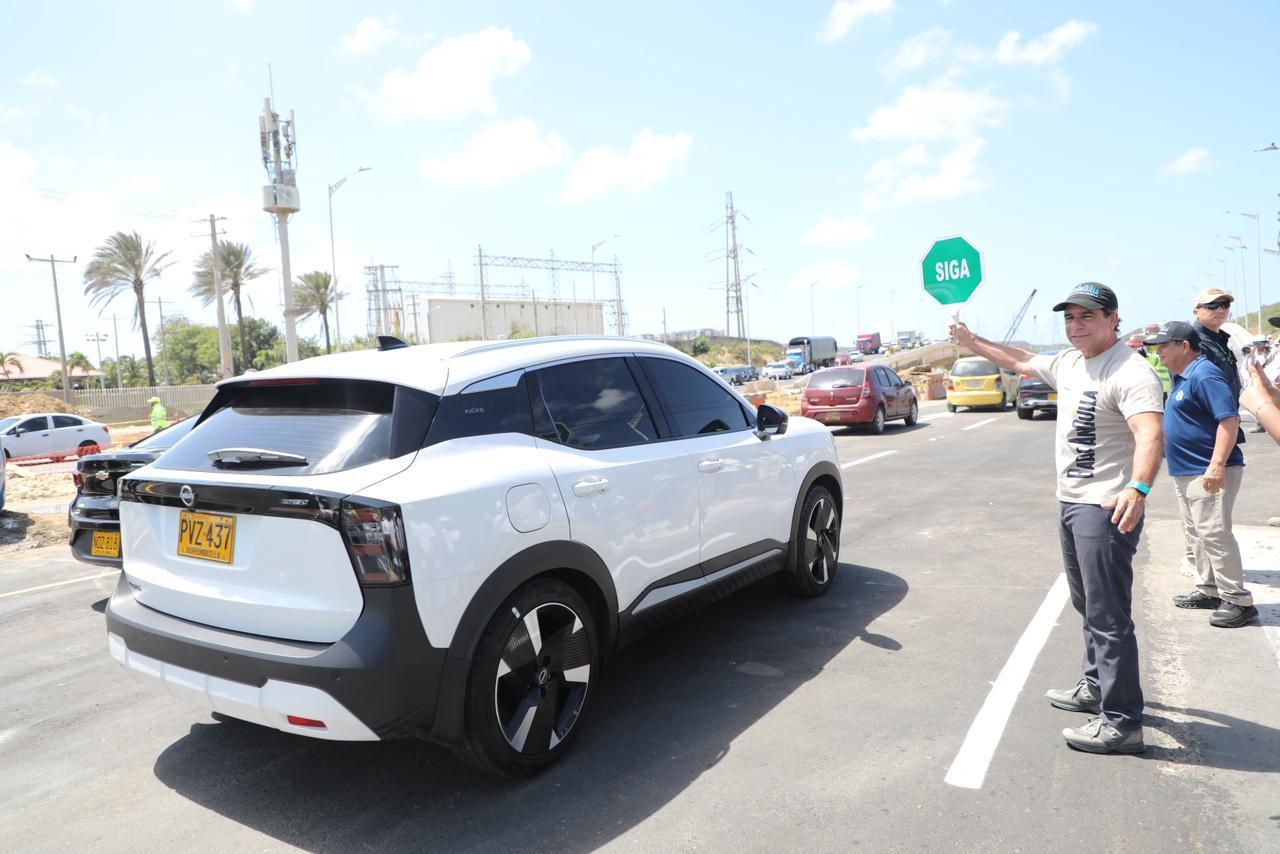 Alcalde y secretario de obras hacen señal de siga a un vehículo en puente de Alameda del Río